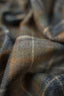 Rutig tweed i brunt och blått TW45 – drapering närbild
